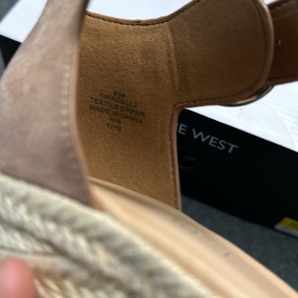 BRAND NEW IN BOX-Nine West Natural Beige Wedge Heels size 6M - Picture 4 of 7